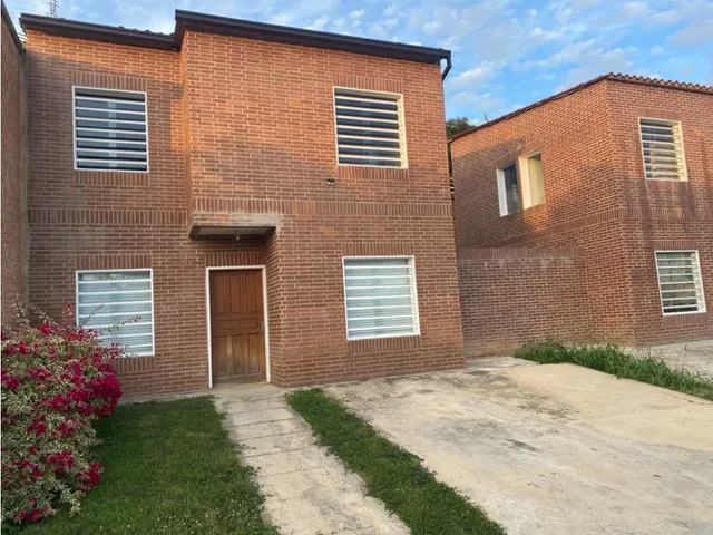 Townhouse En Venta En  La Lagunita Country Club ( Obra Gris )