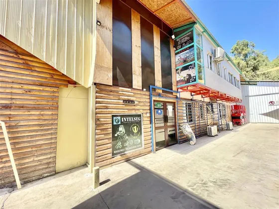 Arriendo De Oficina / Bodega En Excelentes Condiciones 