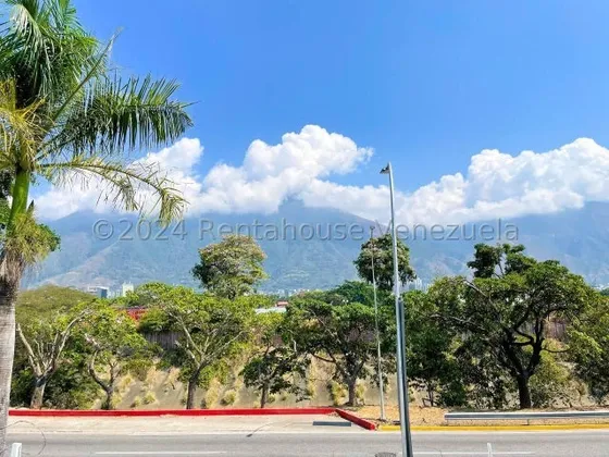 Quinta Comercial En Alquiler En Chuao.
