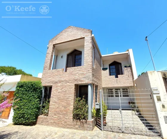 Casa De 5 Ambientes, En Venta. Terminaciones De Gran Calidad Y Jardín.