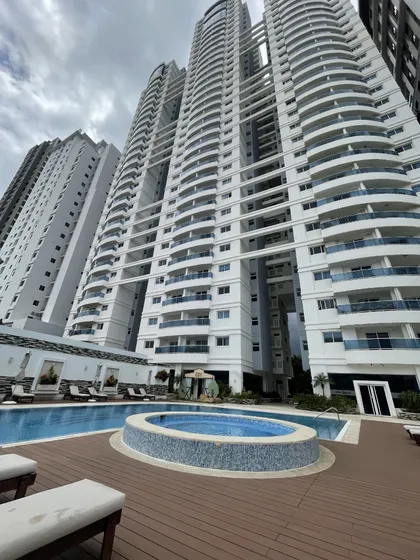 Alquilo Penthouse De 3 Habitaciones Y 4 Parqueos Con Vista Al Mar Y Mirador Sur. Avenida Anacaona