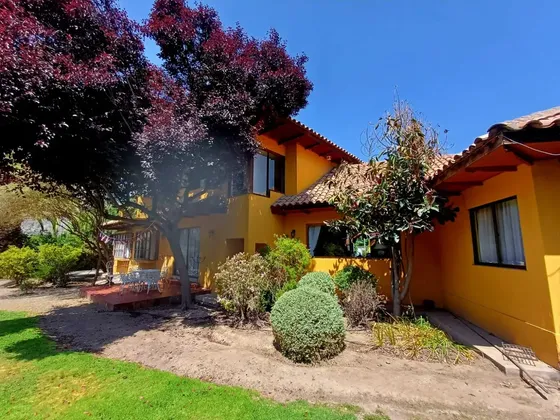 Casa De Alto Estándar En Panquehue Con Terreno Amplio