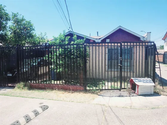 Casa En Venta De 3 Dorm. En La Florida