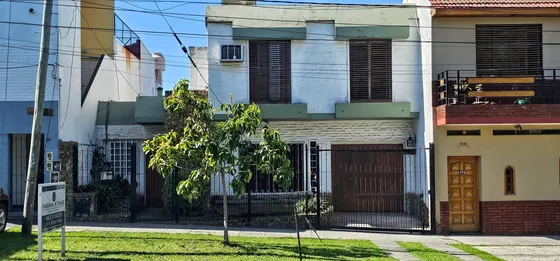 Casa Chalet  En Venta En Castelar, Morón, G.b.a. Zona Oeste