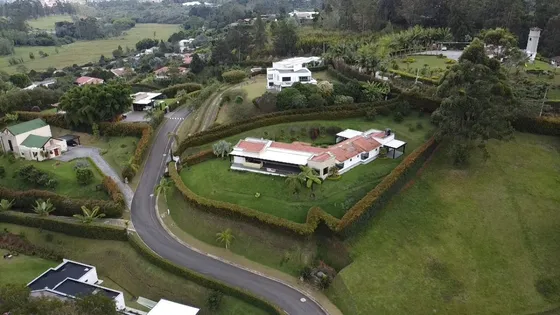 Se Vende Espectacular Casa Campestre En Hermosa Parcelación De Rio Negro Via Al Carmen 