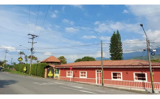 Casa Campestre, Hotel En Venta Vía Barcelona. Quindio