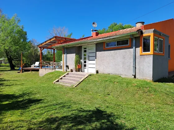 Casa Muy Luminosa Sobre Parque Arbolado De 1600 M2, Con 30mt De Costa Sobre Rió Navegable Con Muelle Propio