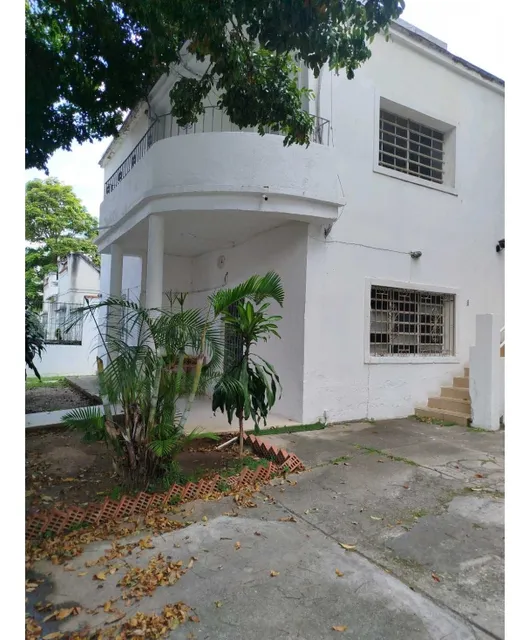 Alquiler Planta Alta En Casa Comercial 200m2 La Carlota 4706