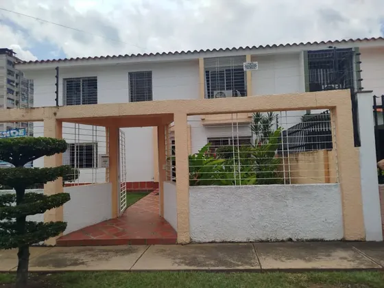 Casa En Urbanización Los Nísperos Con Área De Consultorios Como Anexos. Inc-496