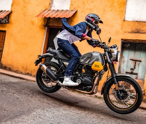 Moto Como Nueva, Scram411