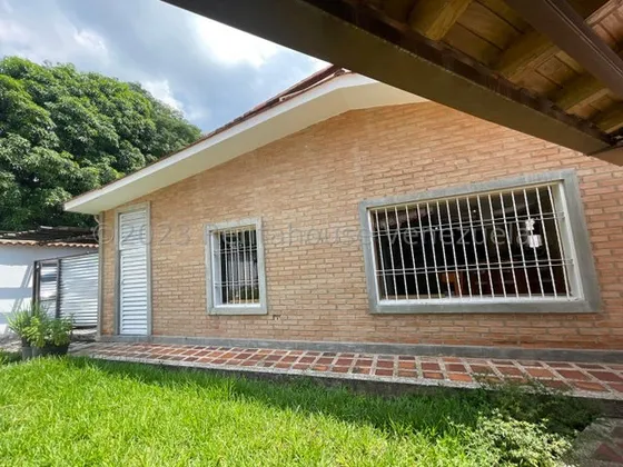 Casa En Venta En La Floresta, Maracay Con Tanques De Agua Y Planta Electrica Kg:24-15509