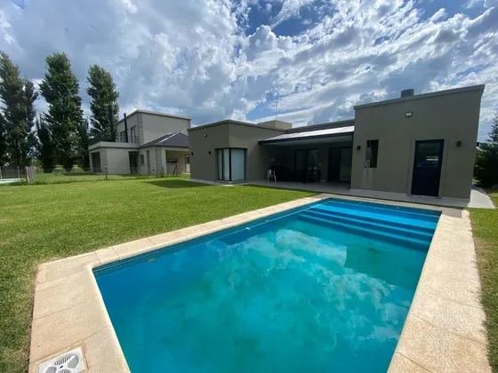 Casa 4 Amb Con Pileta En Venta En Barrio Santa Rita En Canning