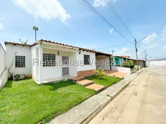 Sorangel Vargas Vende Amplia Casa En Urbanismo Privado, Tanque Subterraneo, Parque Infantil La Teura Cabudare Mls #25-23626