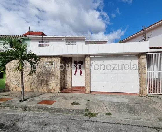 Ji 25-13145. En Venta Amplia Casa De 165m2 Ubicada En Guatire, Urb. Villa Heroica.