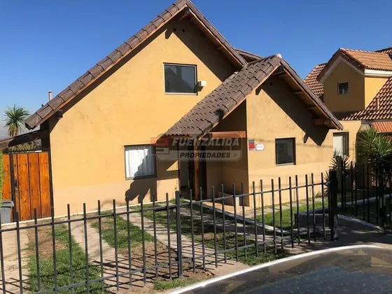 Casa En Arriendo 3 Dormitorios, 2 Baños, En La Florida