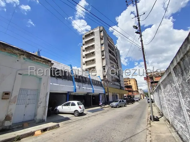 Local En Venta Inm Av. Bolivar Norte Estilo Galpon Con Oficinas. Ubicado A Pie De Calle Cerca De La Av Principal Lo Que Lo Hace Ideal Para Cualquier Tipo De Inversión. Valencia 25-15120