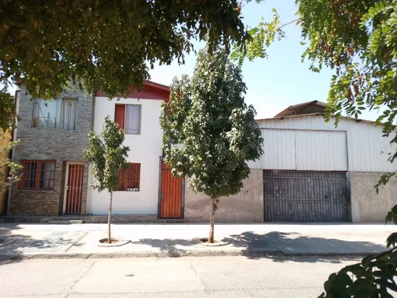 Oportunidad !! Amplia Bodega Comercial Con Casa Tipo Taller.