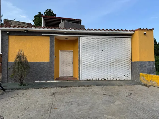 Hermoso Townhouse En Venta, Con Piscina Y Terraza. Urb. Loma Real, Charallave