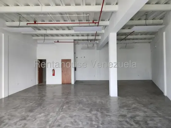 Amplio Local En Alquiler En Cabudare, Con Amplio Estacionamiento, Planta Eléctrica, Vigilancia Y Cámaras De Seguridad. Maritza Lucena.