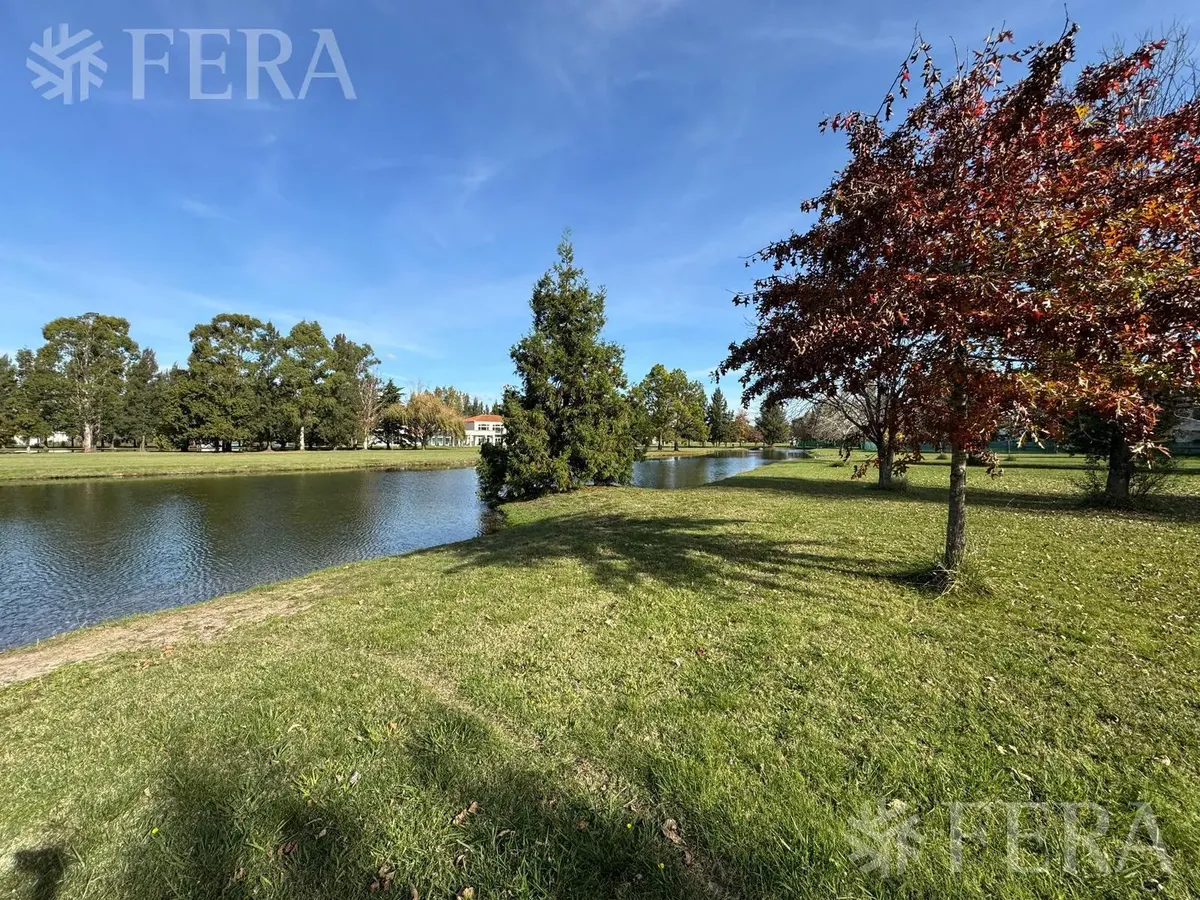 Venta De Terreno De 1300 M2 En Club Miralagos Ii