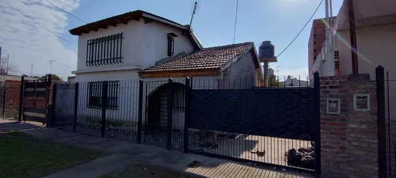 Venta Casa 3 Ambientes Con Jardin Excelente Ubicacion Remoderado