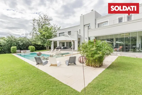 Excelente Casa En  Venta/alquiler Con Muebles. 5 Suites. Piscina. Golf