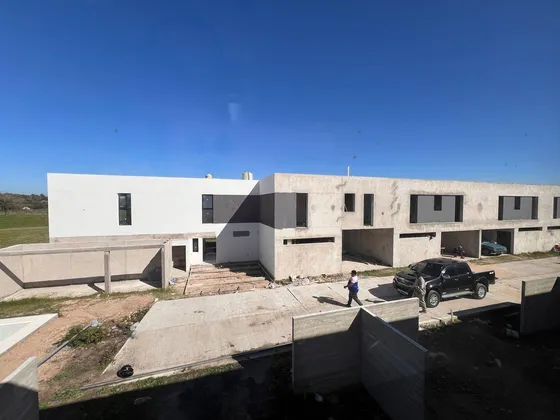 Casas Con Jardín -  505 139 Y 140 - Complejo Cerrado