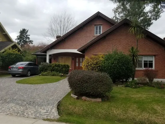 Casa En Venta De 3 Dormitorios En Echeverría Del Lago