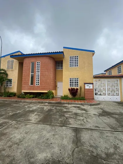 Hermosa Casa Bifamiliar Urb Teques Iii La Santa María