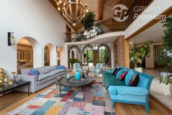 Casa En Venta De 5 Dorm. En Lo Barnechea