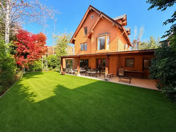 Linda Casa En Condominio Sector Santa María De Manquehue