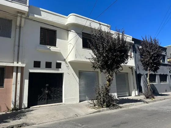 Amplia Propiedad Comercial Con Estacionamientos 