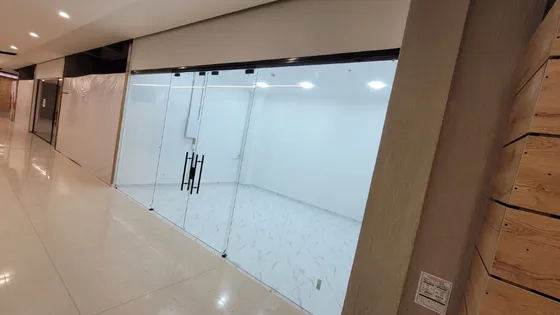 Local Comercial En Venta, La Calera Via Principal - C.comercial Calera Gardens