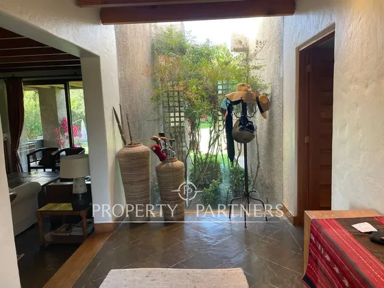 Casa Con Gran Jardín Formado En Dos Sitios Condomi...