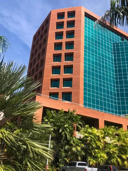 Centro Empresarial Lecheria  Local Pb Duplex Lecheria Venta 165 M2 24-15