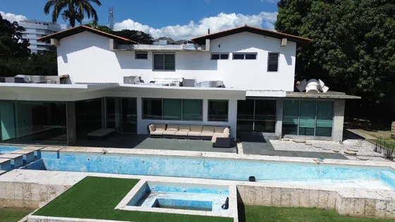 Iris Hernandez Alquila Casa Comercial ( 1532/700m2 ). La Viña . Carabobo.