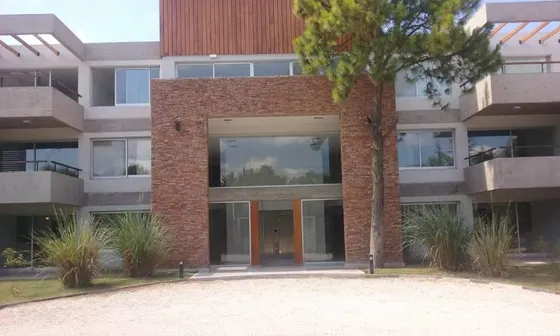 Excelente Departamento De Dos Ambientes Con Cochera Y Baulera En Altos De Benavidez.