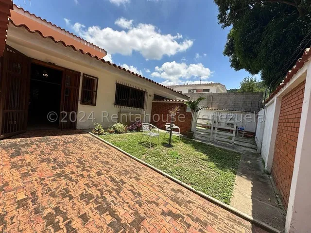 Casa En Lomas Del Este, La Misma Cuenta Con 7 Habitaciones, 9 Banos, 7 Aires Acondicionados Operativos, Tanque De Agua De 10 Mil Litros, Calentadores Y Calle Cerrada