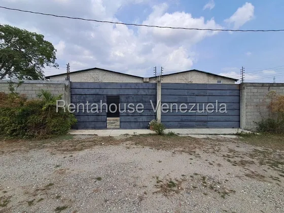 Ivonne Bracho Vende Excelente Galpón Comercial E Industrial En Zona Tranquila De Cabudare. #25-18664