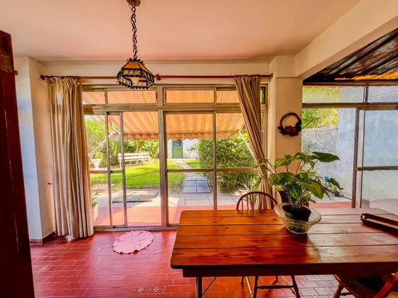 Casa En Una Sola Planta 3 Ambientes , Quincho Y Galería, Cochera Cubierta Para Dos Autos, Terraza , Gran Jardín. 
