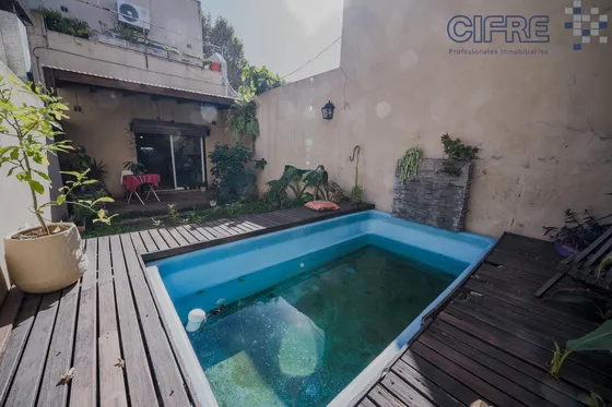 Ph En Venta De 2 Ambientes Con Patio, Jardín Y Pileta En Villa Pueyrredon