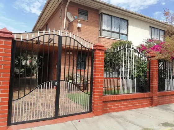 Casa Con 3 Estacionamientos, A 10 Minutos Del Metro