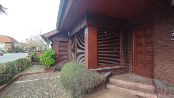 Chalet Con Playroom. Patio Y Quincho Alquiler 9 O 12 Meses. Los Troncos