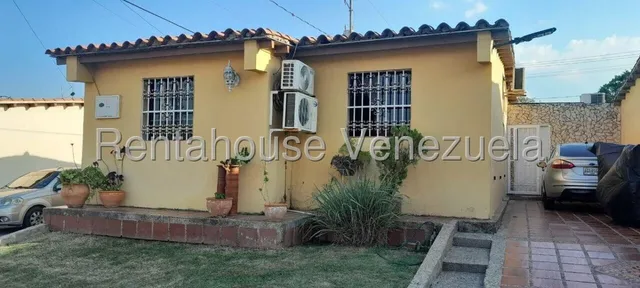 Dalisa Bigott Vende Casa En Urb. Puertas Del Sol Ii, Cabudare | 3h/3b | 186.16 M², Cocina Empotrada Con Tope De Mármol, 3 A/c, Tanque Subterráneo 5000l | #25-15511