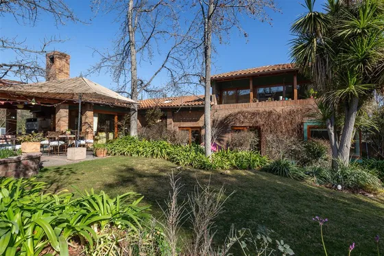 Casa En Venta Rodeada De Áreas Verdes En Lo Barnechea