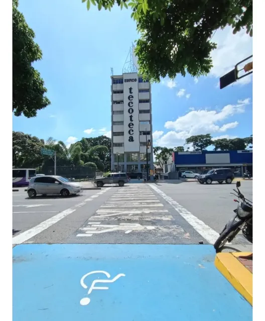 Oficina Centrica En Av. Fco De Miranda (venta)