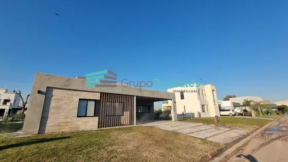 Hermosa Casa A Estrenar En Una Planta Con 5 Dormitorios En Barrio Lagos De Canning, Con Piscina De 8 X 4 Mts