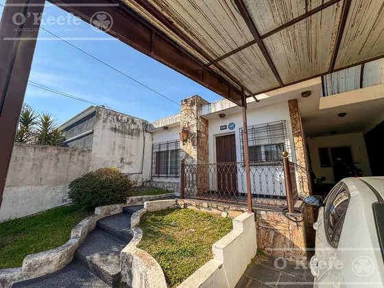 Casa En Venta De 3 Ambientes En Bernal Con Amplio Jardin