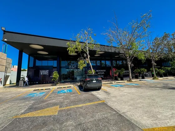 Xcumpich Local Comercial En Planta Baja Plaza Vector Sobre Avenida