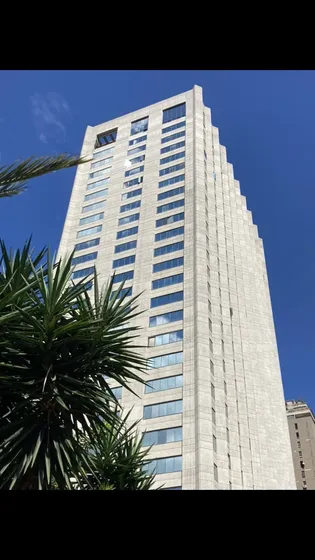 Oficina De 108m, Tabicada , Amoblada ,5cubiculos, Baño Interno,cocina, 3 Estác,excelente Vista.